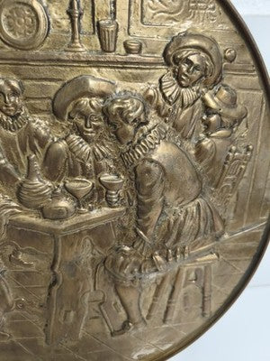 Grande plaque murale ancienne décorative laiton scène de taverne signée relief