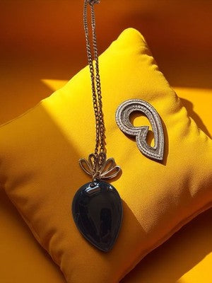 Collier pendentif vintage fantaisie, pierre naturelle noire, chaîne dorée
