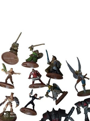 Lot 25 figurines Heroscape vintage, personnages variés, socles marron