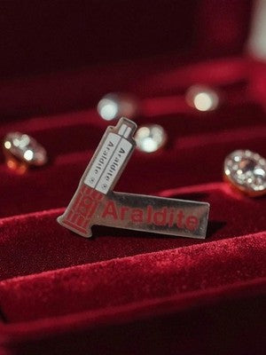 Pin's publicitaire Araldite vintage ancien badge rétro pub années 80