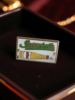 Pin's publicitaire vintage Savourette ancien badge rétro années 80 pub bistrot