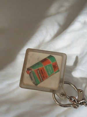Porte-clés publicitaire vintage ancien carré motif bidon rétro rare