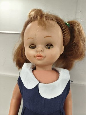 Poupée ancienne Famosa vinyle blonde yeux dormeurs tenue marine