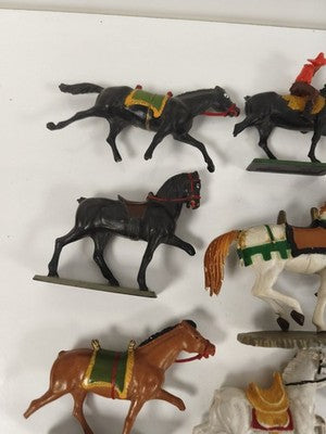 Gros lot de figurines Starlux anciennes plastique peint, cavaliers & soldats