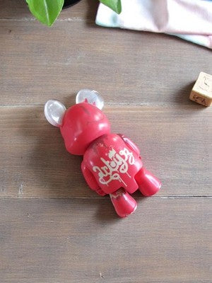 Figurine Qee Artoyz rouge oreilles transparentes design urbain n°3