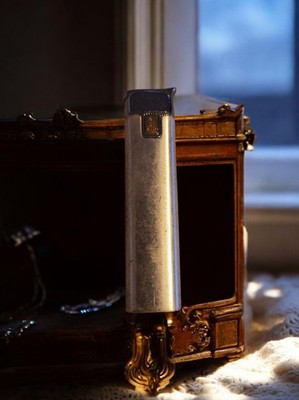 Briquet vintage à réparer, aspect métallique, style rétro ancien, allumeur