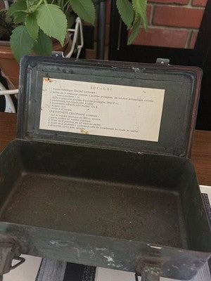 Boîte de soin militaire vintage métal, mallette ancienne trousse secours