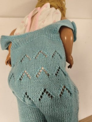 Ancienne poupée blonde aux yeux bleus, tenue tricot bleu ajouré et body