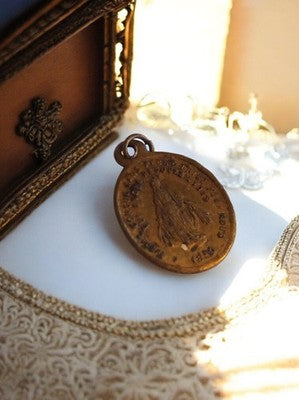 Médaille religieuse ancienne ovale aspect doré Vierge Marie vintage