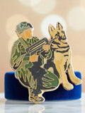 Pin's vintage émail soldat et chien militaire rare, badge publicitaire
