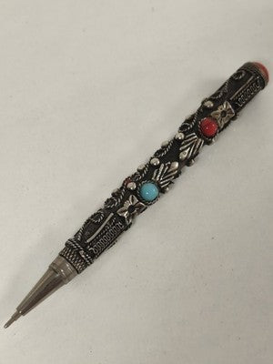 Stylo ancien métal argenté cabochons rouges et bleu décor floral relief