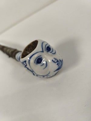 Ancienne pipe asiatique métal et céramique, décor chat bleu blanc, tuyau patiné