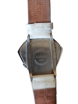 Montre Guess vintage quartz cadran rose édition limitée, bracelet cuir blanc