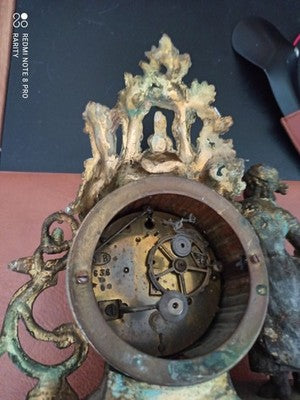 Pendule ancienne en métal décor figuratif XIXe style bronze doré