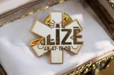 Pin's Alizé vintage émaillé blanc or, logo étoile, rare, années 90