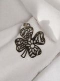 Pendentif trèfle rétro ajouré vintage bijou fantaisie ancien porte-bonheur