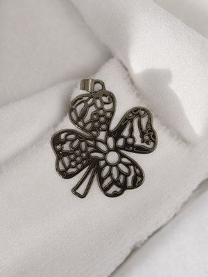 Pendentif trèfle rétro ajouré vintage bijou fantaisie ancien porte-bonheur