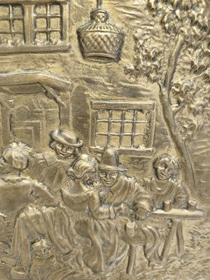 Grande plaque décorative ancienne laiton scène de taverne signée relief mural