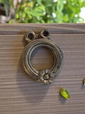 Pendentif vintage métal rond fleur années 50, motif floral rétro, deadstock