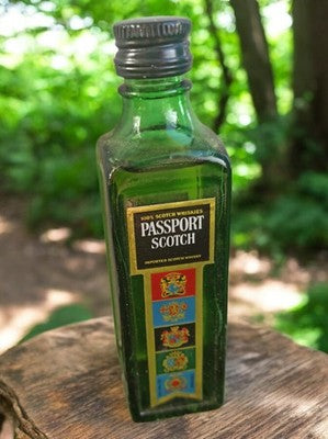 Mini bouteille vintage Passport Scotch 50ml verre vert étiquette blason whisky