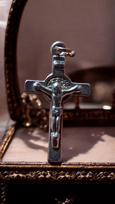 Croix pendentif Christ vintage – Crucifix religieux fantaisie, aspect argenté