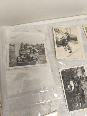 Album photos ancien, classeur vintage photos de famille noir et blanc