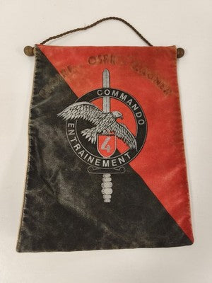 Fanion militaire ancien satin rouge/noir, baguette bois, commando 4