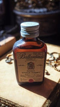 Mignonnette Ballantine’s Whisky vintage, flacon miniature écusson, Finest Scotch