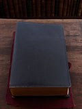 Livre ancien reliure cuir brun foncé | couverture vintage sobre rétro