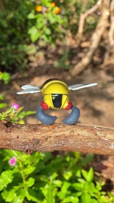 Figurine Pokémon Ninjask PVC jaune noir 2005/2006 jouet vintage R/LW