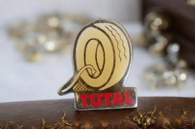 Pin's Vintage TOTAL pneu – Années 80-90 – Badge publicitaire auto rare