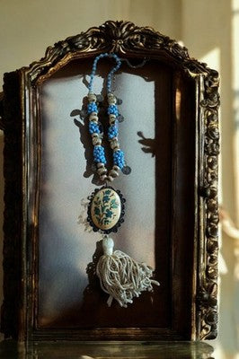 Collier chinois traditionnel vintage perles bleues médaillon floral pampille
