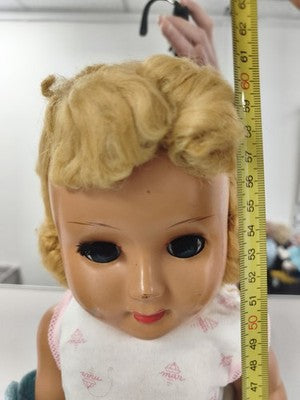 Ancienne poupée blonde aux yeux bleus, tenue tricot bleu ajouré et body