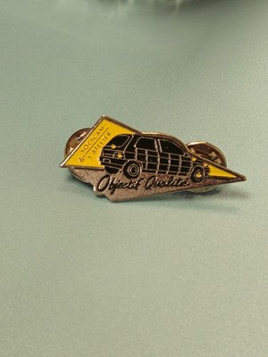 Vintage pin's Socicam Objectif Qualité voiture jaune noir collection (Ref 1)