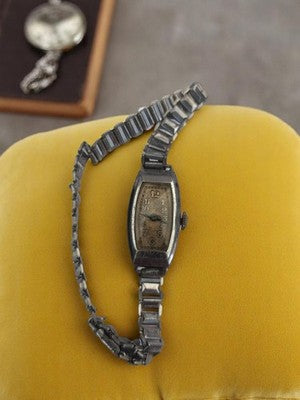 Montre femme mécanique vintage ancienne, cadran rectangulaire, bracelet métal