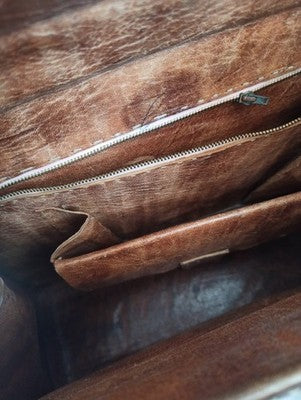 Sac à main vintage cuir brun vieilli, fermoir rétro, style années 50