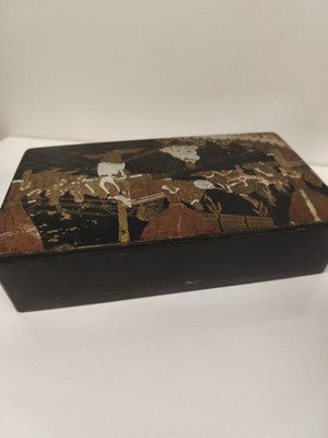 Boîte carton bouilli laqué noir, scène de cour orientale, XIXe siècle