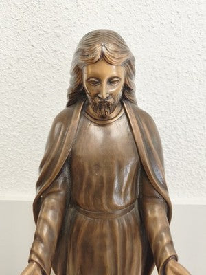 Importante statue du Christ Jésus en bronze creux, patine brune, mains ouvertes