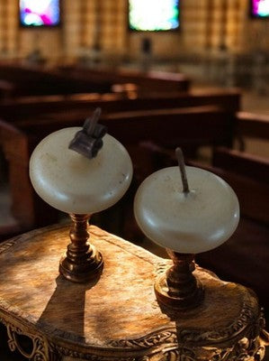 Paire de globes opalins vintage sur pied bois, sphères déco années 70