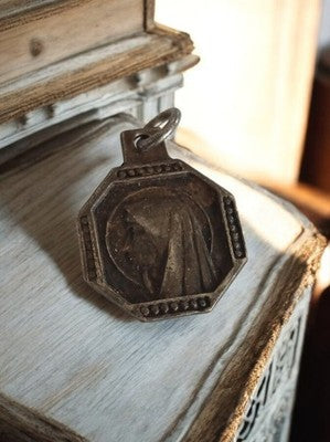Pendentif religieux vintage octogonal doré Vierge catholique ancien médaille