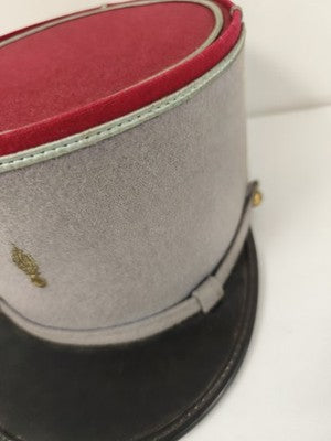 Ancien képi cavalerie française, gris et rouge, insigne doré, collection militai