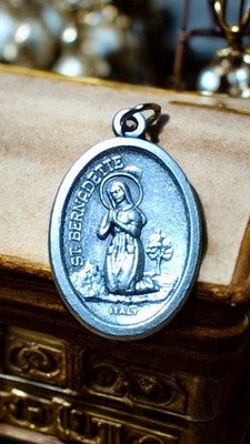 Médaille religieuse Sainte Bernadette Italie pendentif ovale prière