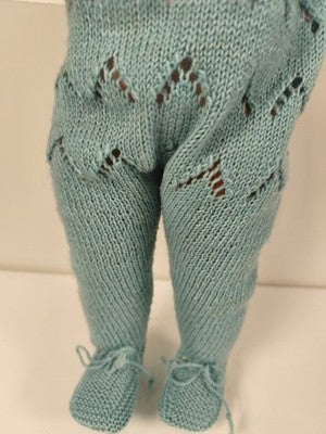 Ancienne poupée blonde aux yeux bleus, tenue tricot bleu ajouré et body