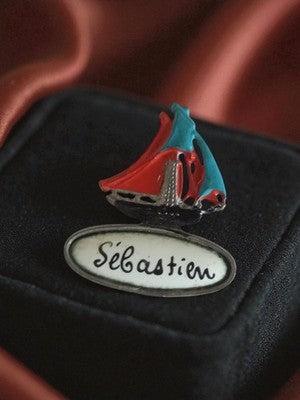 Pin's vintage voilier rouge bleu + badge prénom Sébastien ancien rétro