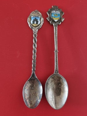 Lot 2 cuillères anciennes métal argenté émaillées collection souvenir Libor Hels