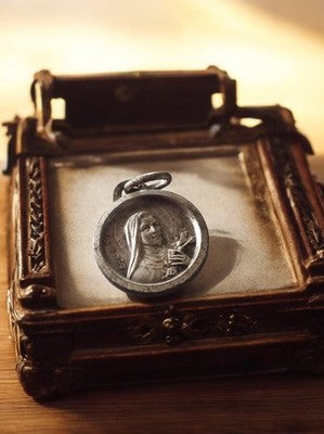 Pendentif religieux catholique ancien métal médaille Vierge relief vintage