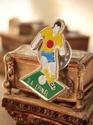 Pin's football S.A. Epinal vintage joueur émaillé ancien badge rare