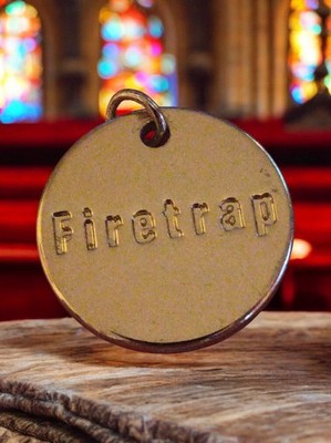 Pendentif rond Firetrap vintage aspect doré, bijou fantaisie, parfait état