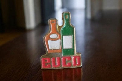 Pin's ancien EUCO bouteilles émaillées vintage – Badge publicitaire rare