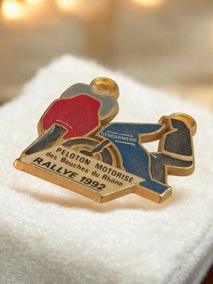 Pin's Gendarmerie Rallye 1992 Peloton Motorisé Bouches du Rhône vintage rétro